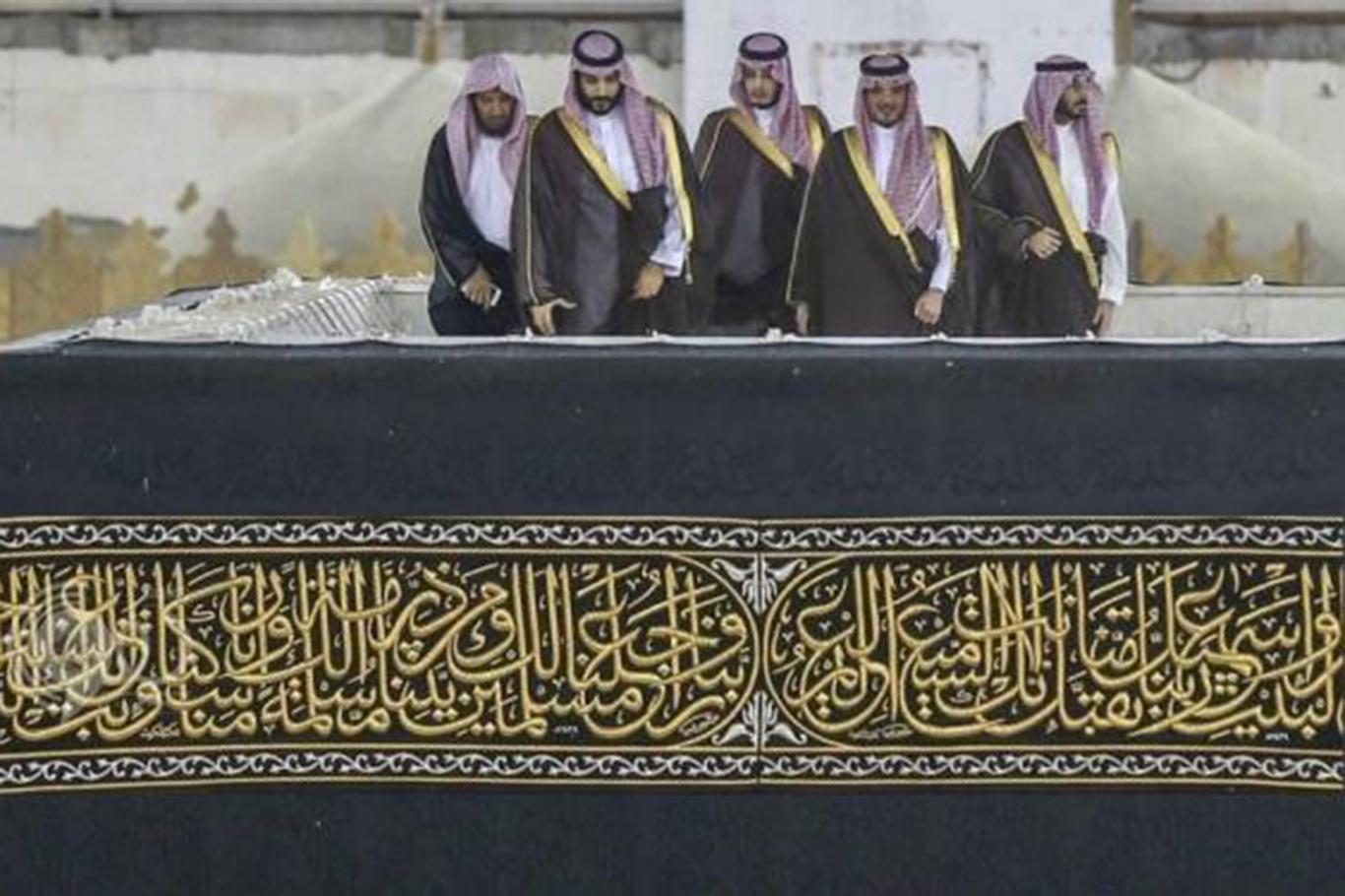 Prince Selman's image on the Kaaba causes anger Prince Selman's image on the Kaaba causes anger